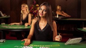 Live Casino trò chuyện với Dealer quyến rũ